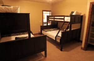 a bedroom with 2 bunk beds in a vacation home at Zion Ponderosa ranch