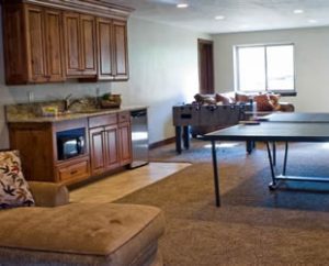A game room and kitchenette in a cabin near Bryce Canyon